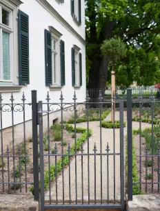 Gartentür Lucca in pulverbeschichteter Ausführung mit Spitze Kugellilie