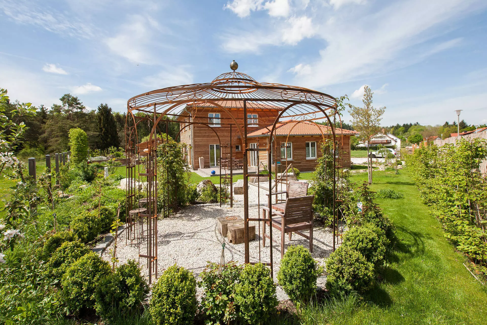 Runder Gartenpavillon Florenz, unbeschichtete Ausführung, Messingkugel als Abschluss